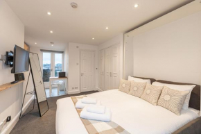 Modern studio flat with balcony on the King’s Road in Chelsea, London